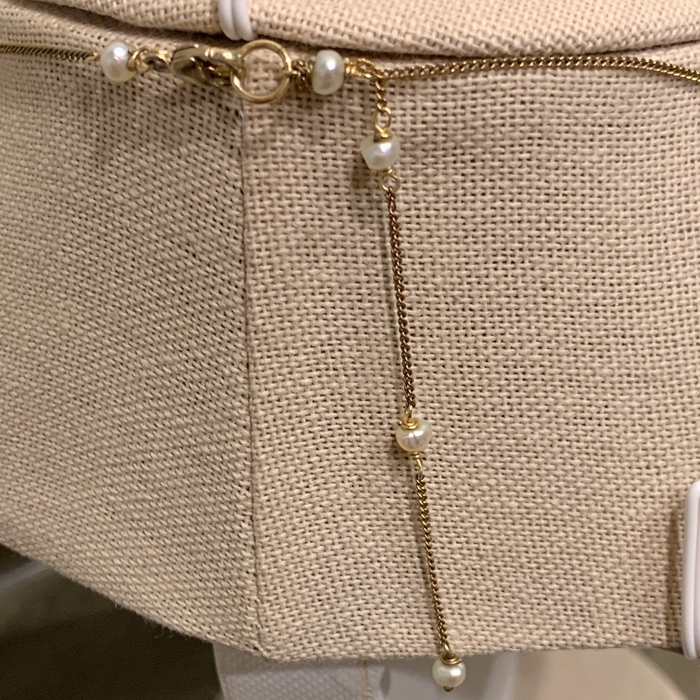 ALEXIS BITTAR Pendant Silver/White Carved Lucite Circle Gold Tone Chain Vintage - Picture 3 of 7